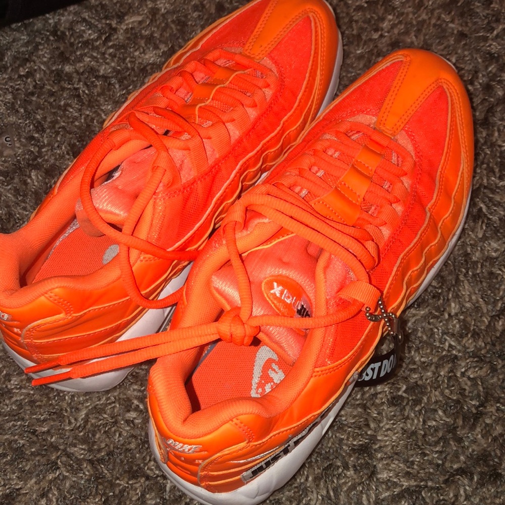 AirMax orange size 9 in men’s